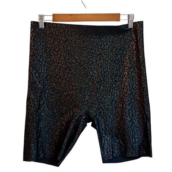 HUE Ladies Sleek Effects High Rise Biker Shorts, Black Leopard Embossed XL NEW - Picture 4 of 11